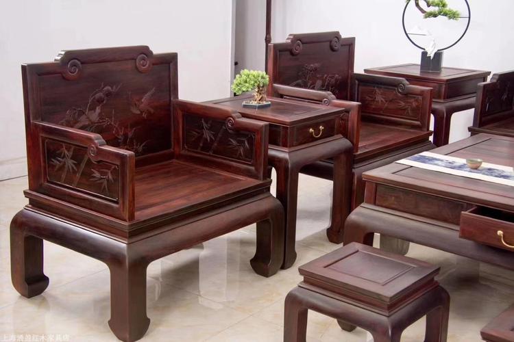 鸡翅木制成的家具,其他的也都不能被称作红木家具;红木家具按产品用材